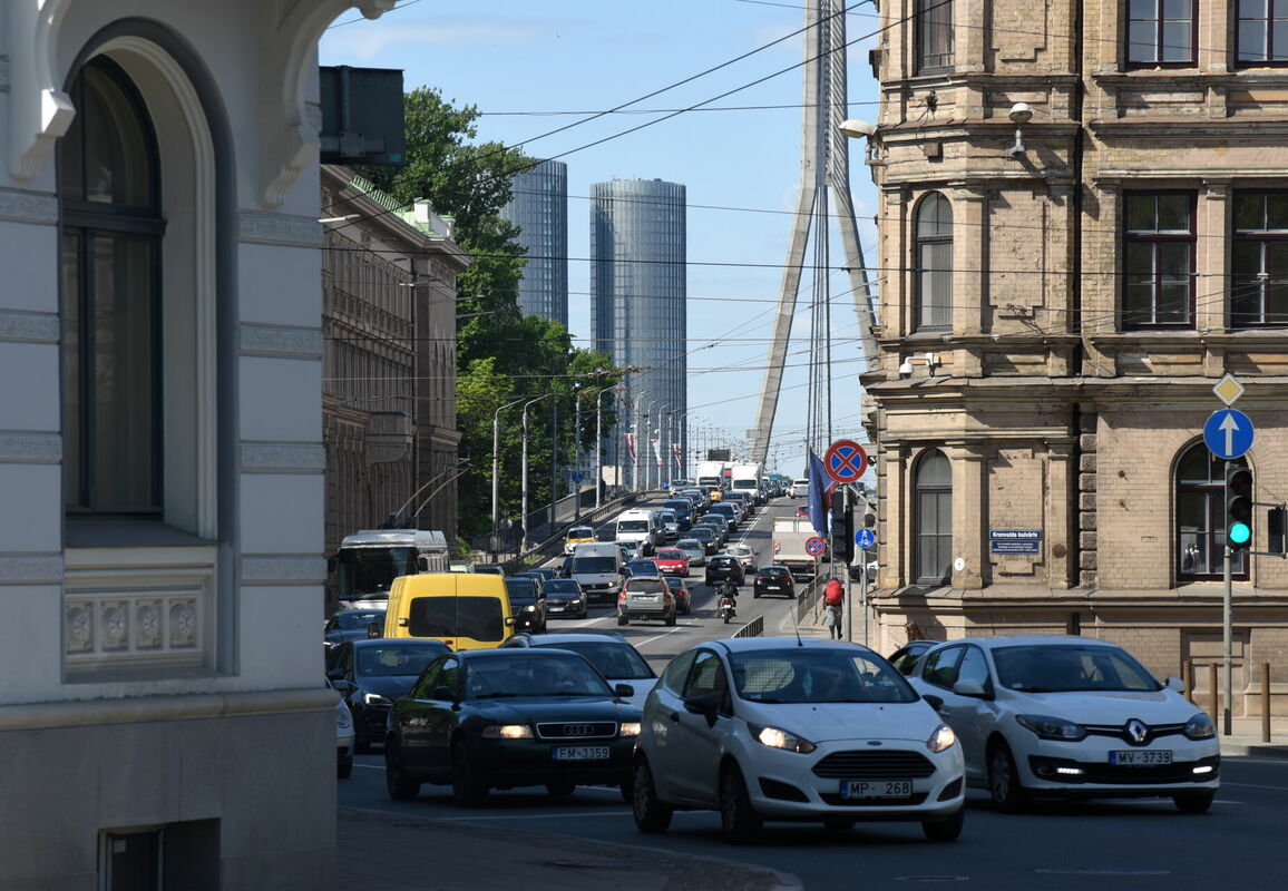 Automašīnas Rīgā. Foto: Zane Bitere/LETA