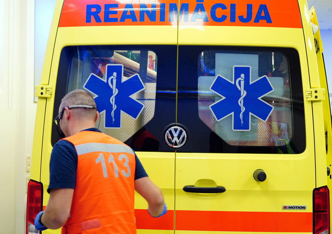 Neatliekamās medicīniskās palīdzības dienesta (NMPD) automašīna. Foto: Ieva Leiniša/LETA 