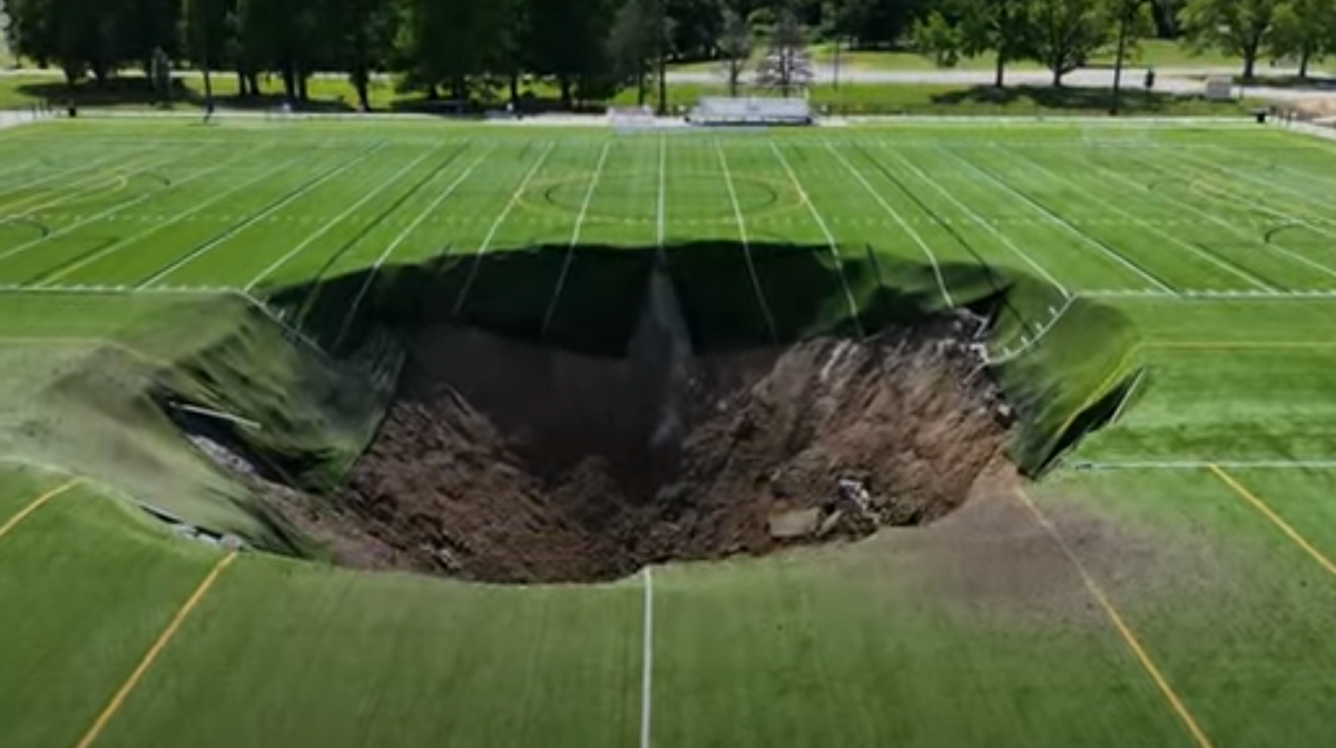 Zemes iegruvums stadionā. Foto: Ekrānšāviņš no sižeta