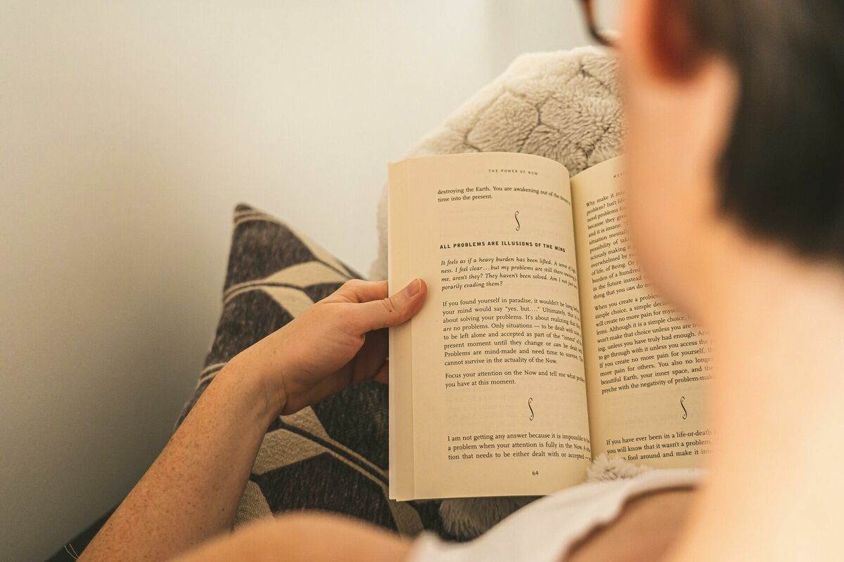 Grāmatas lasīšana. Foto: Pexels