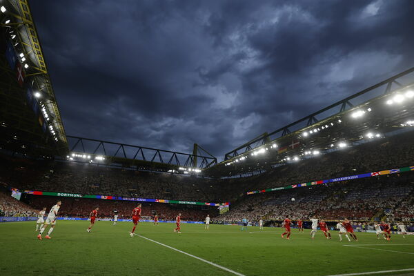 Negaisa mākoņi "Signal Iduna Park" stadionā Dortmundē. Foto: EPA/ANNA SZILAGYI/Scanpix