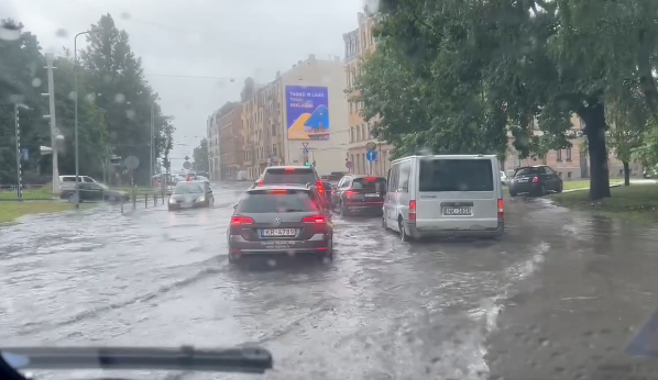 Applūdušas ielas Rīgā. Foto: Ekrānšāviņš no Krišs Kairis video, "Facebook"/TomsBricisLTVLaikaziņas