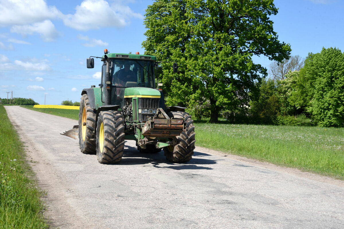 Traktors uz lauku ceļa Degoles pagastā Foto: LETA