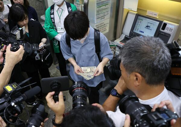 Jaunās Janpānas jenu banknotes. Foto: scanpix/AFP