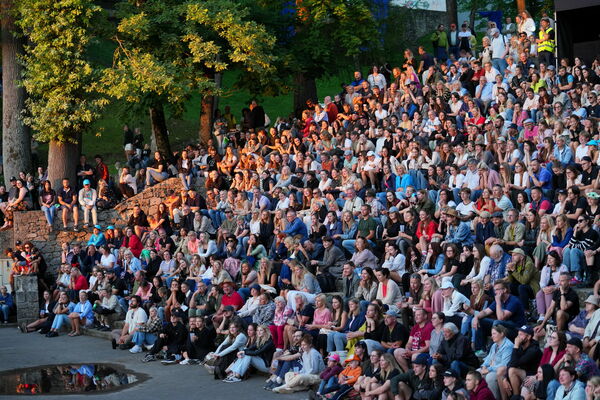 "Politiķu cepiens" sarunu festivālā "Lampa" Cēsu pils parkā. Foto: Evija Trifanova/LETA