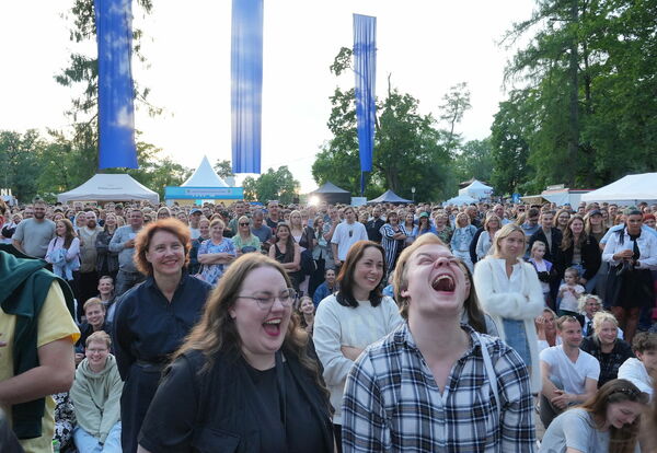 "Politiķu cepiens" sarunu festivālā "Lampa" Cēsu pils parkā. Foto: Evija Trifanova/LETA