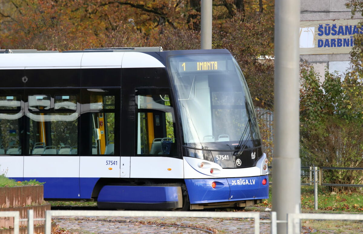 1. tramvajs galapunktā Juglā. Foto: Līga Gredzena/LETA