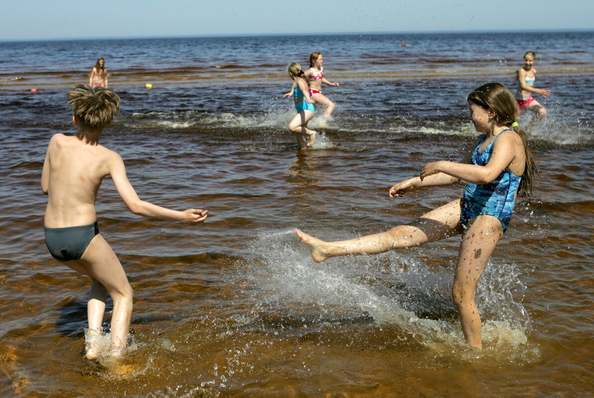 Bērni sauļojas un peldas. Foto: Agnese Gulbe/LETA