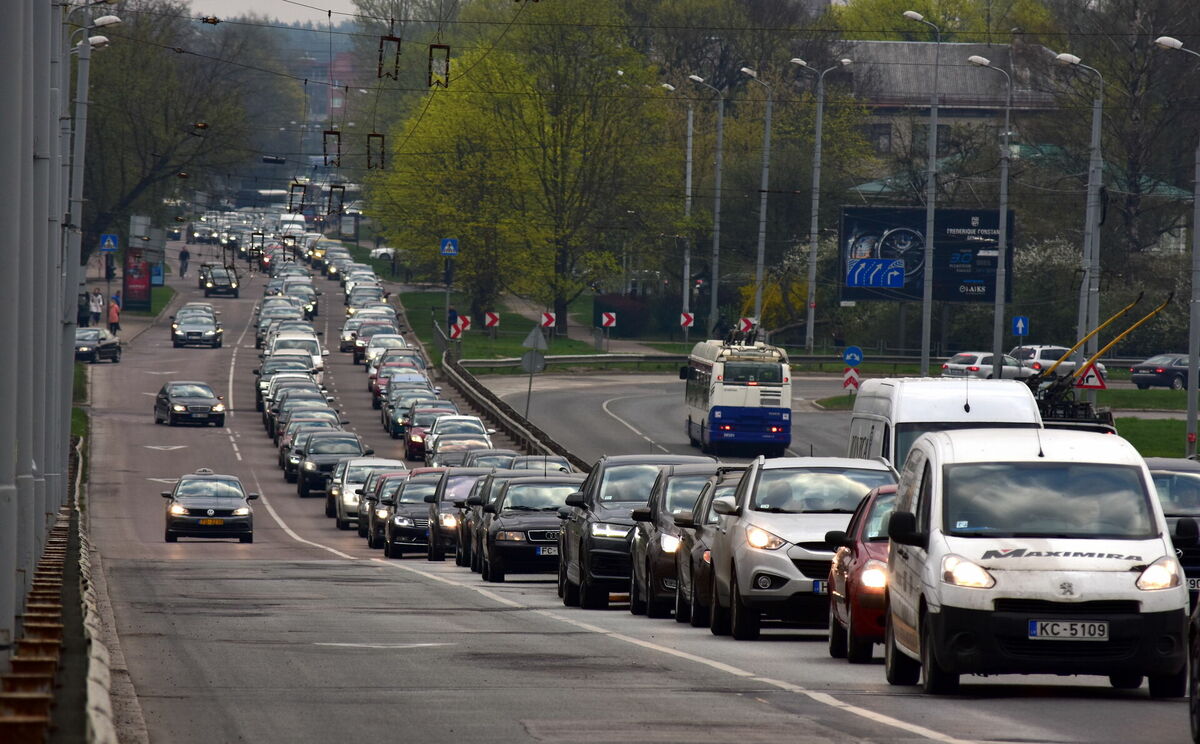 Transporta sastrēgums Ieriķu ielā un uz Zemitāna tilta Foto: LETA