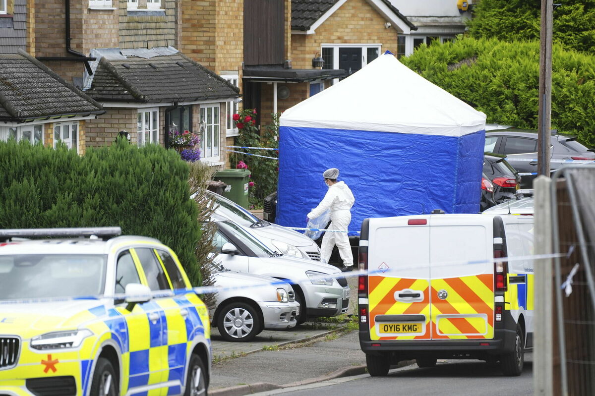 Otrdien Bušijā, uz ziemeļrietumiem no Londonas, tika atrastas nogalinātas trīs sievietes. Foto: Jacob King/PA