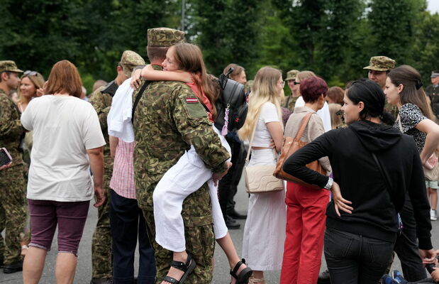 Brīvības pieminekļa laukumā jaunie karavīri. Foto: Edijs Pālens/LETA