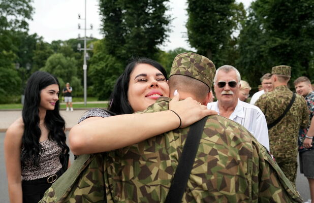 Brīvības pieminekļa laukumā jaunie karavīri. Foto: Edijs Pālens/LETA