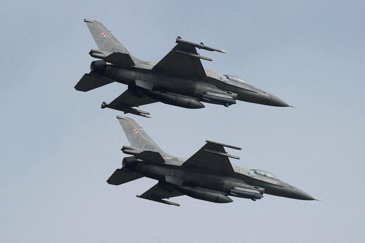 F-16 iznīcinātāji, attēls ilustratīvs. Foto: REUTERS/Gleb Garanich