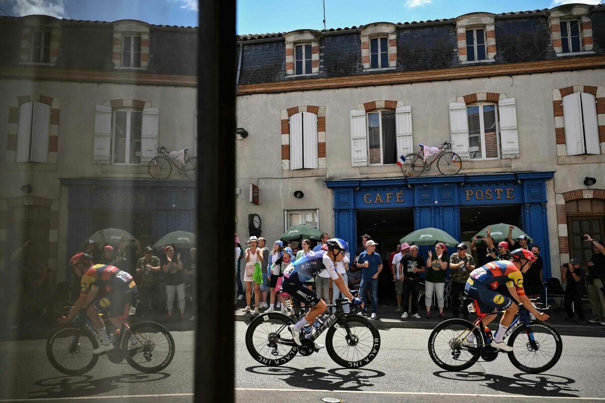 Toms Skujiņš (pa labi). Foto: Marco BERTORELLO / AFP