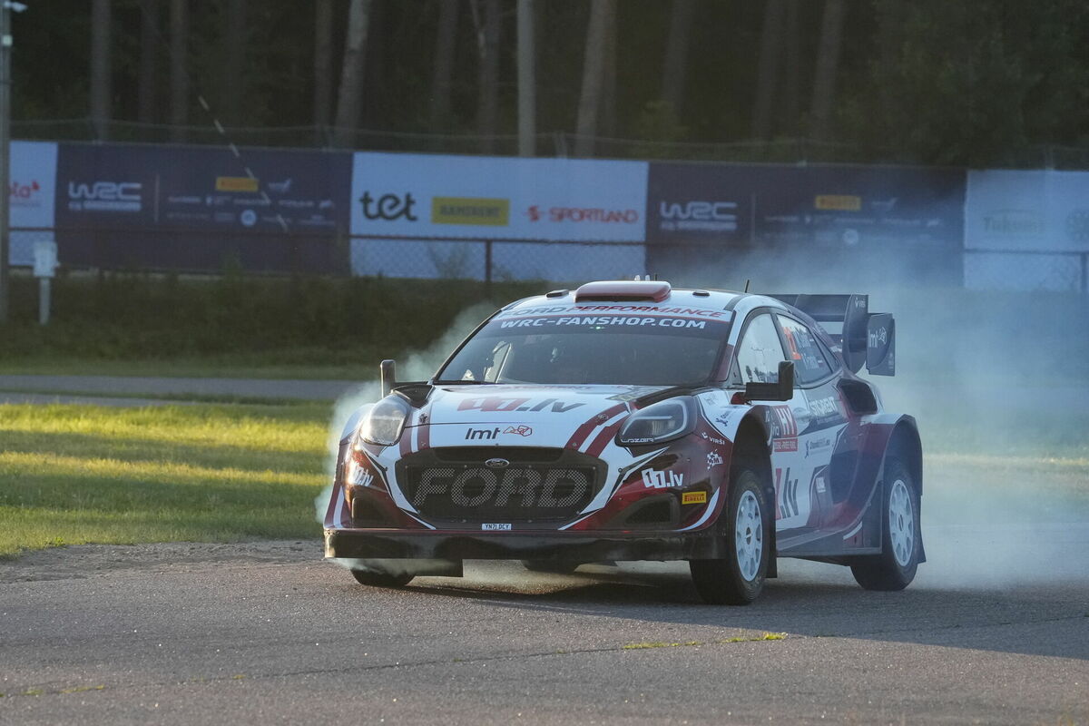 Stūrmanis Renārs Francis un rallija pilots Mārtiņš Sesks piedalās FIA pasaules rallija čempionāta "Tet Rally Latvia" ātrumposmā Biķernieku trasē. Foto: Edijs Pālens/LETA