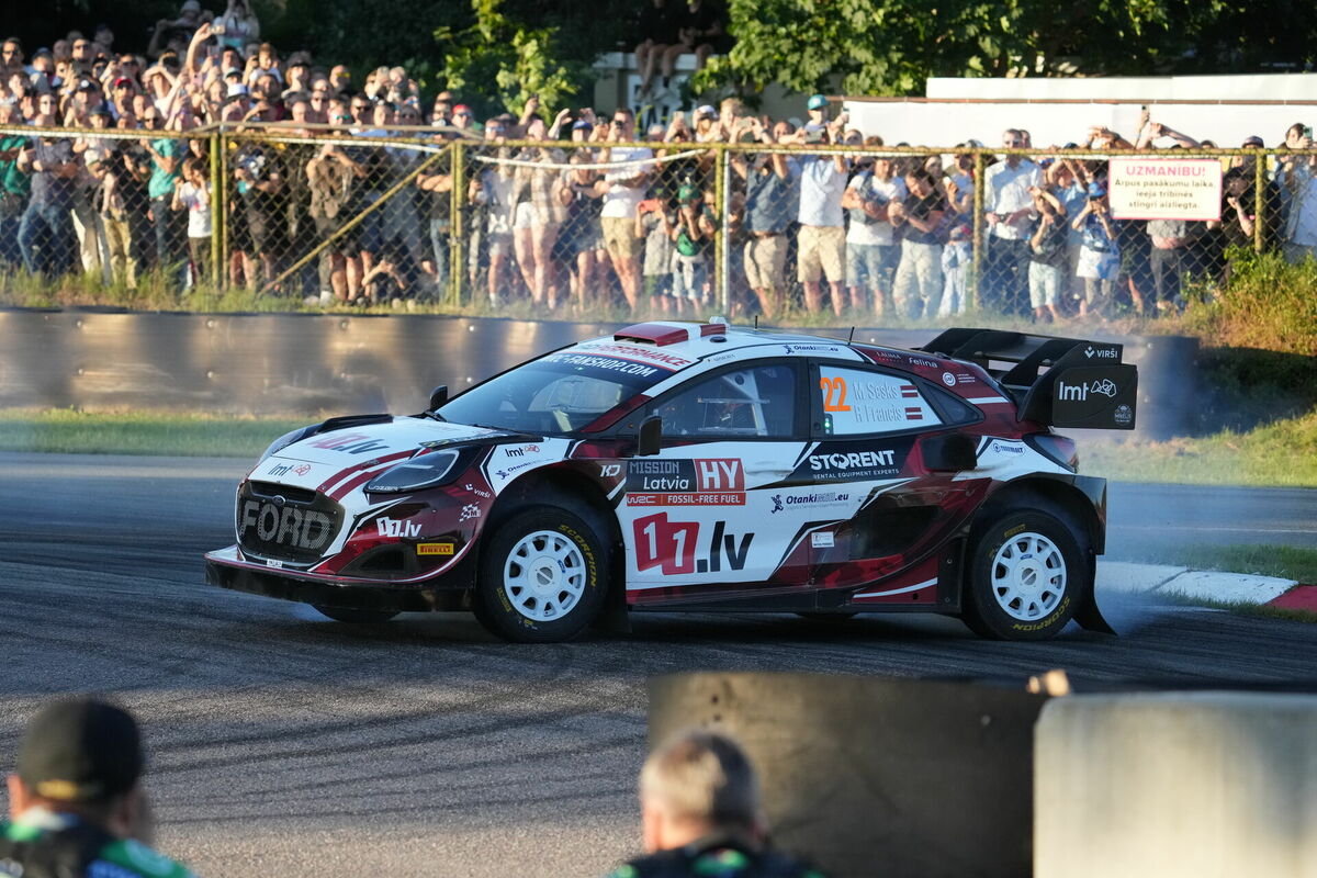 Stūrmanis Renārs Francis un rallija pilots Mārtiņš Sesks piedalās FIA pasaules rallija čempionāta "Tet Rally Latvia" ātrumposmā Biķernieku trasē. Foto: Edijs Pālens/LETA