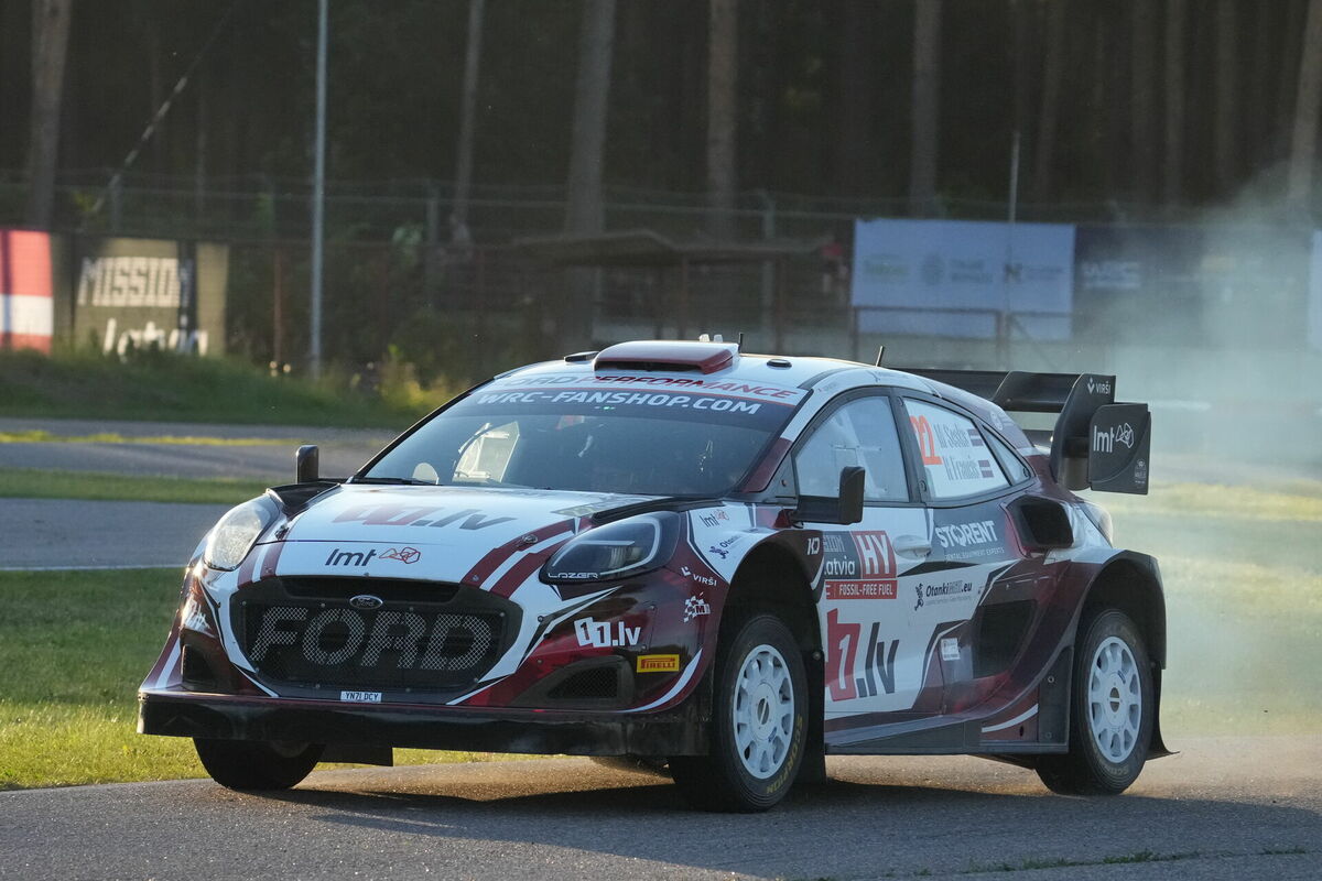 Stūrmanis Renārs Francis un rallija pilots Mārtiņš Sesks piedalās FIA pasaules rallija čempionāta "Tet Rally Latvia" ātrumposmā Biķernieku trasē. Foto: Edijs Pālens/LETA