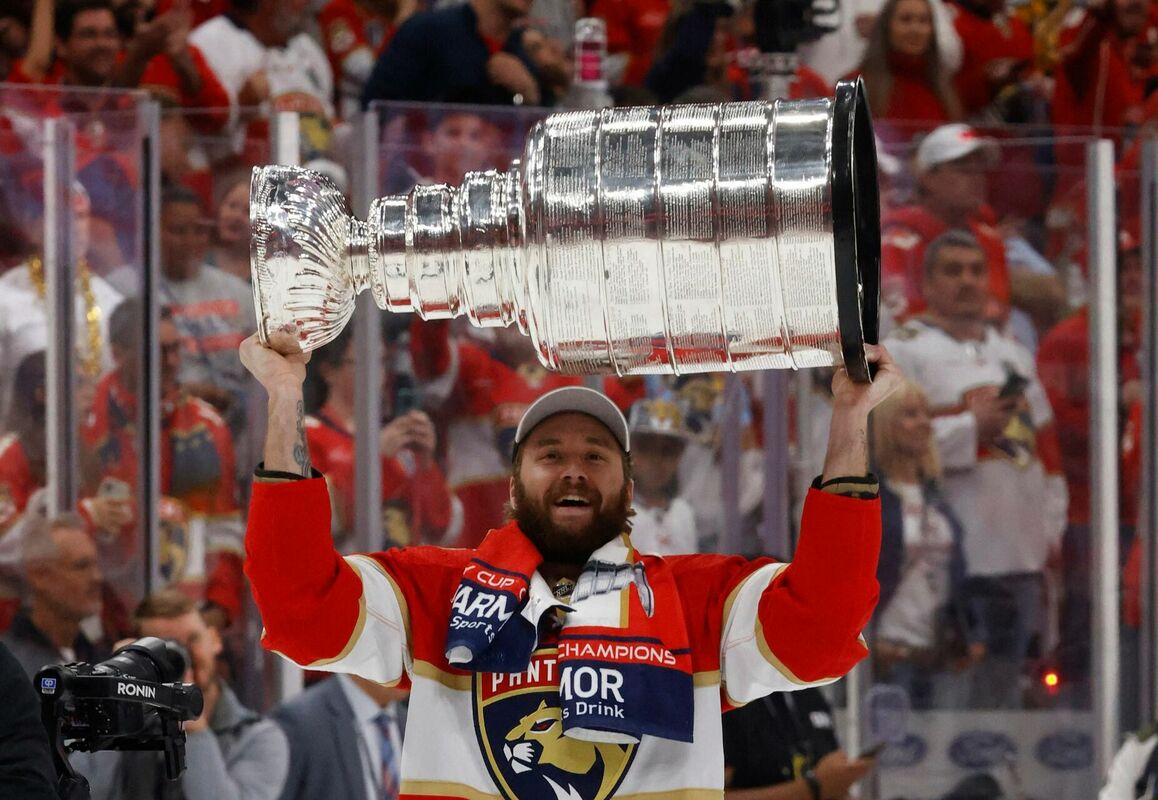 Uvis Balinskis ar Stenlija kausu. Foto: Joel Auerbach / GETTY IMAGES