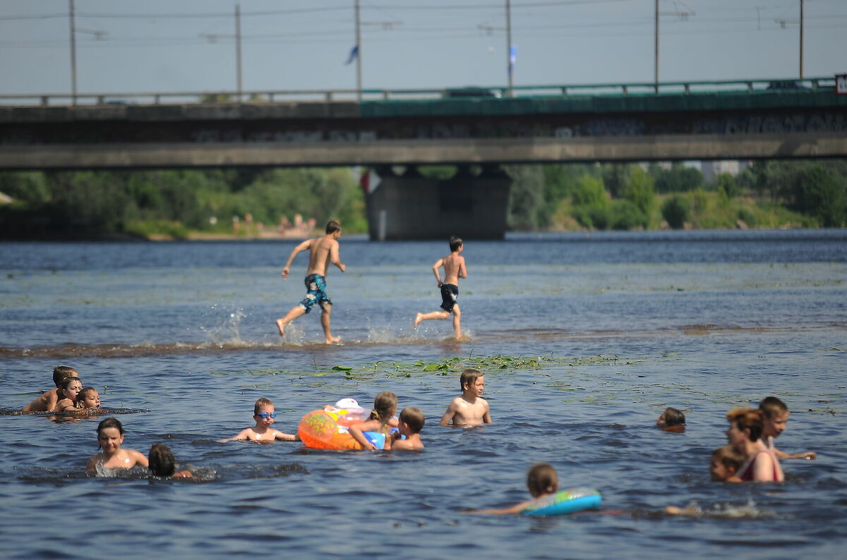 Cilvēki peldas peldvietā Lucavsalā. Foto: Evija Trifanova/LETA