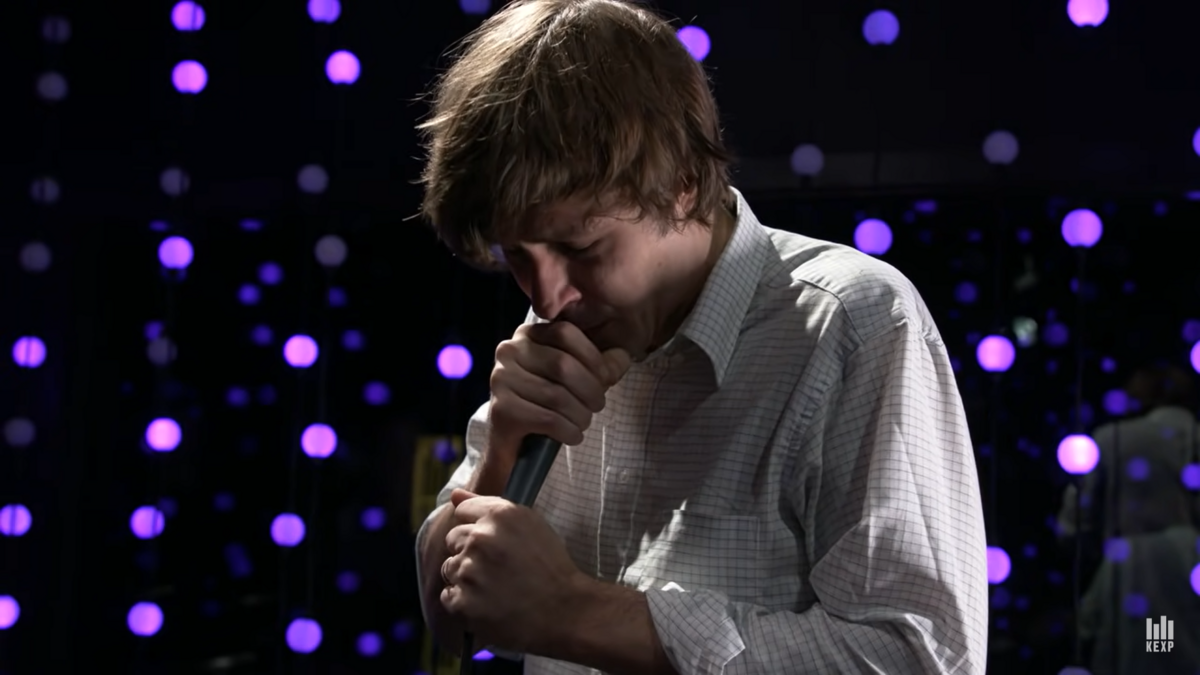 Rīgā uzstāsies amerikāņu alternatīvais popmūziķis Džons Mauss. Foto: ekrānuzņēmums no "YouTube" video "John Maus - Full Performance (Live on KEXP)"