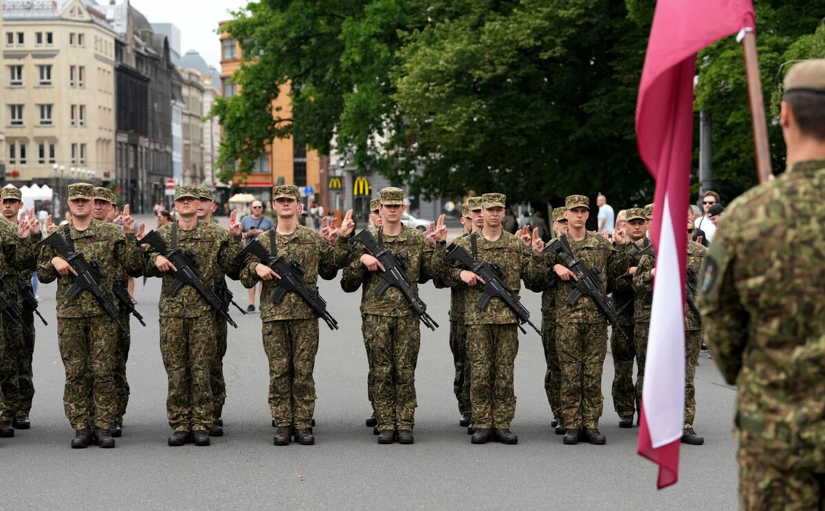 Brīvības pieminekļa laukumā jaunie karavīri. Foto: Edijs Pālens/LETA