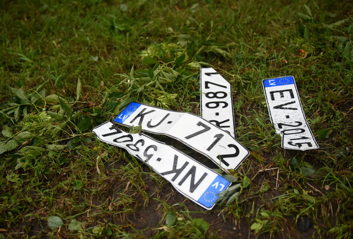 Vētras laikā nozaudētās auto numura zīmes. Foto: Zane Bitere/LETA