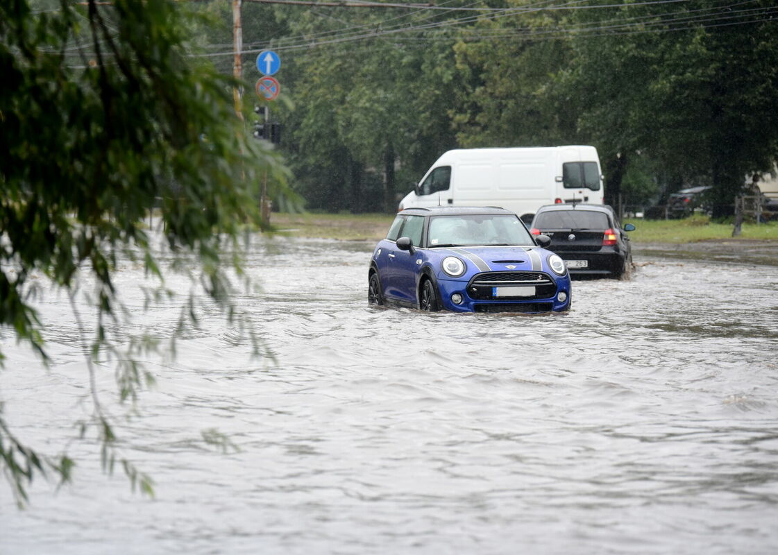 Applūdis Ganību dambis stiprā lietus dēļ. Foto: Zane Bitere/LETA