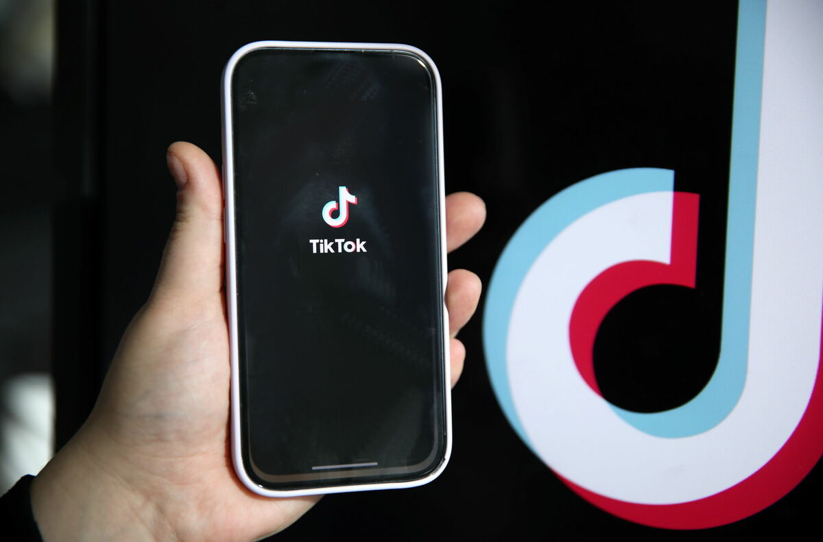 Lietotne "TikTok" mobilajā tālrunī Foto: LETA