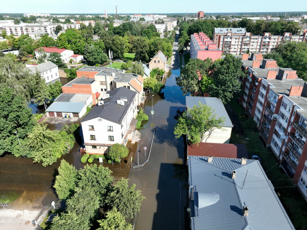 29. jūlija lietavu sekas Mātera ielā Jelgavā. Foto: Evija Trifanova/LETA