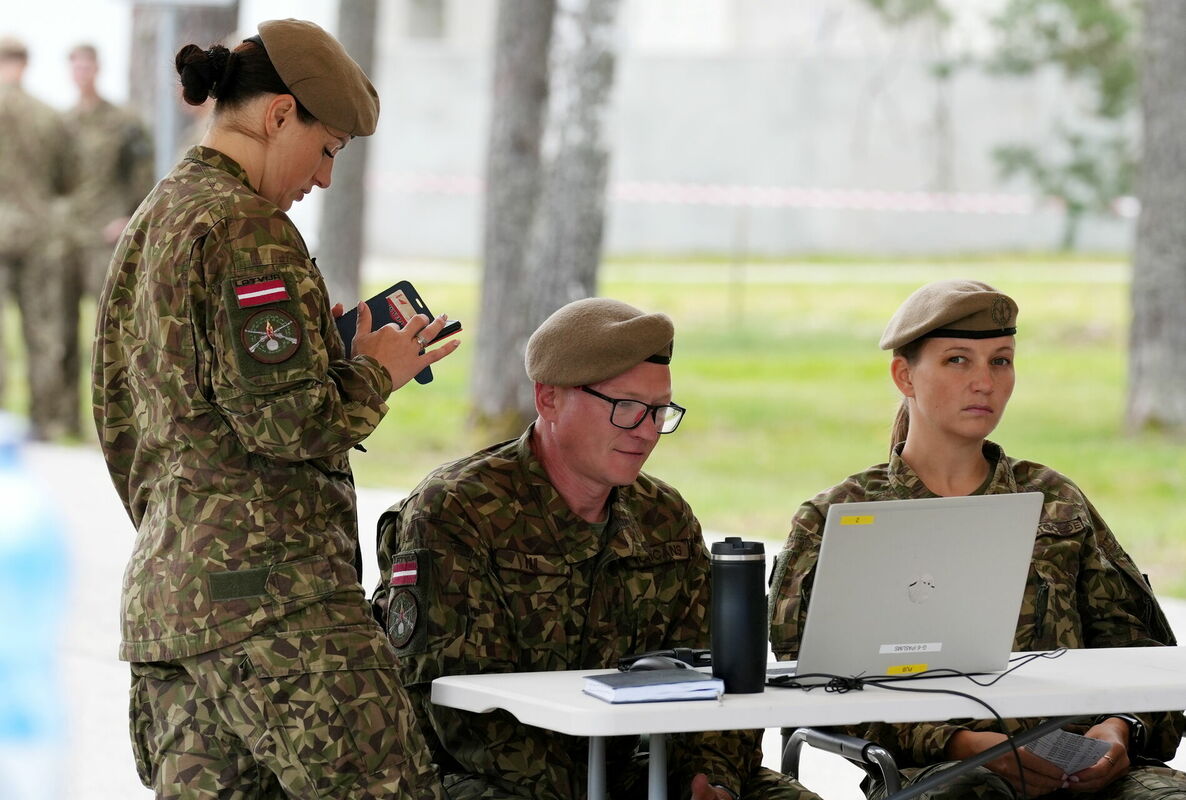 Militārajā bāzē "Ādaži" tiek sagaidīti valsts aizsardzības dienesta 2024. gada jūlija iesauku Foto: Evija Trifanova/LETAma karavīri.