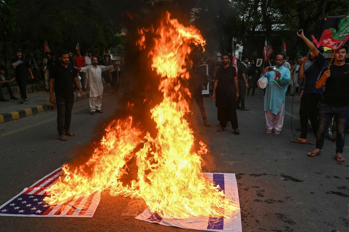 Pakistānas aktīvisti dedzina ASV un Izraēlas valsts karogus, piedaloties protesta akcijā 31. jūlijā pret "Hamas" vadītāja Ismaila Hanijehas nogalināšanu. Foto: Arif ALI / AFP