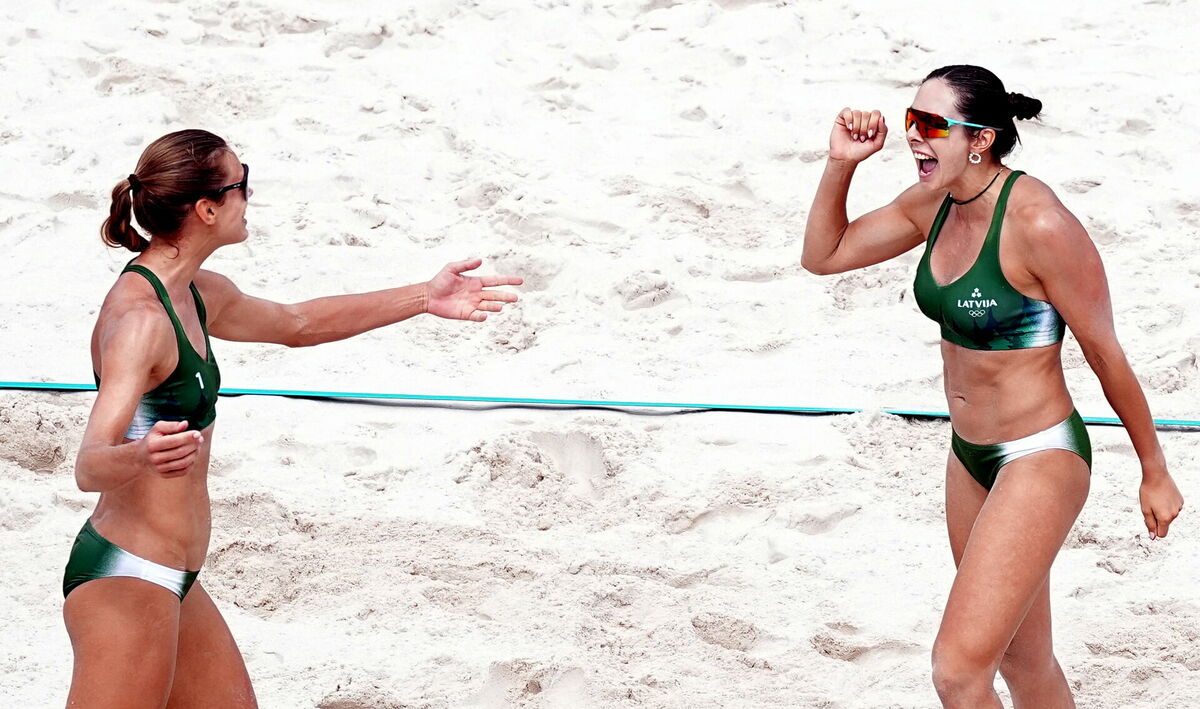 Latvijas pludmales volejbolistes Anastasija Samoilova (no labās) un Tīna Laura Graudiņa pludmales volejbola spēlē sievietēm starp Latviju un Paragvaju 2024.gada vasaras olimpiskajās spēlēs. Foto: Edijs Pālens/LETA