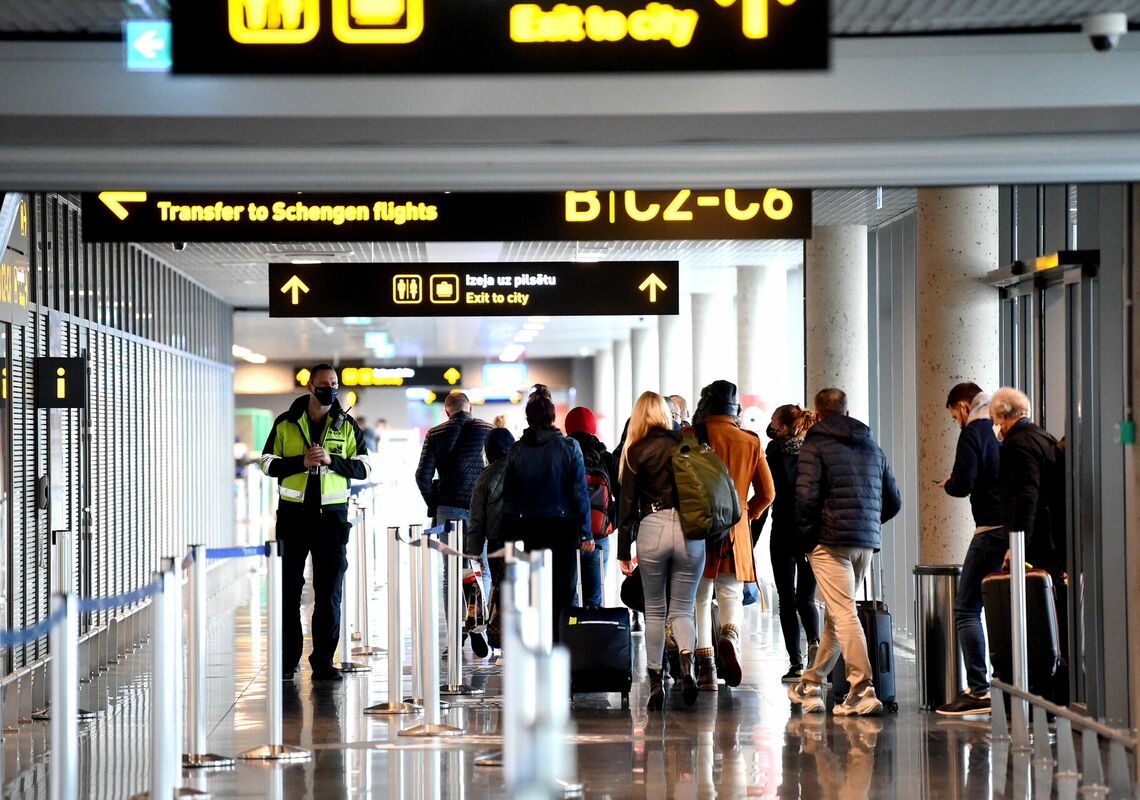 Pasažieri ielidošanas terminālī starptautiskajā lidostā "Rīga". Foto: Zane Bitere/LETA