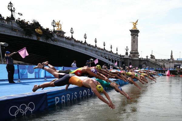 Triatlonisti Parīzes olimpiskajās spēlēs. Foto: Anne-Christine POUJOULAT / AFP / Scanpix