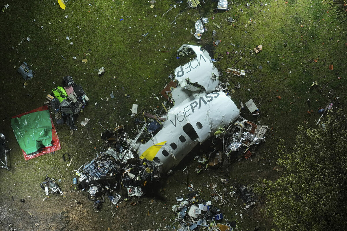 Avarējušās lidmašīnas atlūzas Foto: Scanpix / The Associated Press