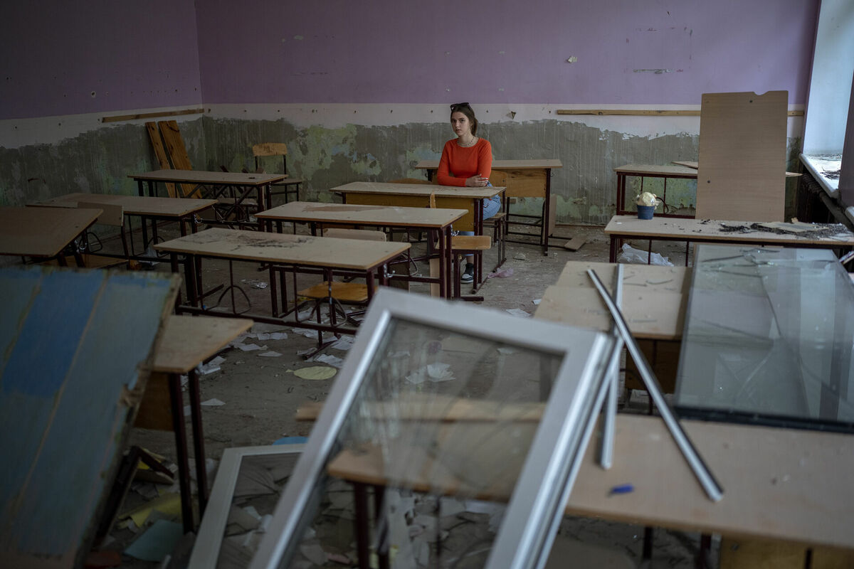 Krievijas armijas trieciena rezultātā bojāta skola Černihivā. Foto: AP Photo/Emilio Morenatti