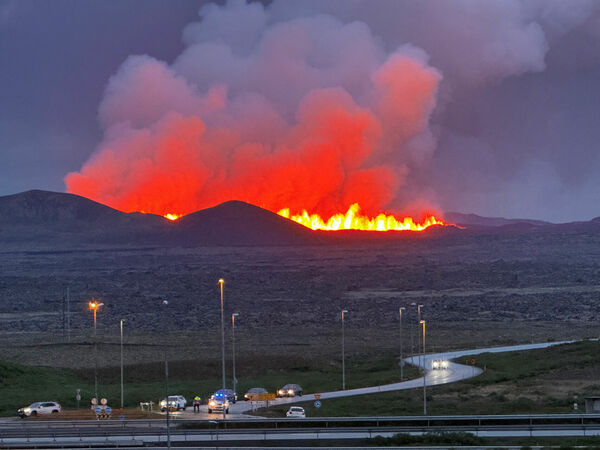 Vulkāna izvirdums Islandē. Foto: GISLI OLAFSSON/via REUTERS