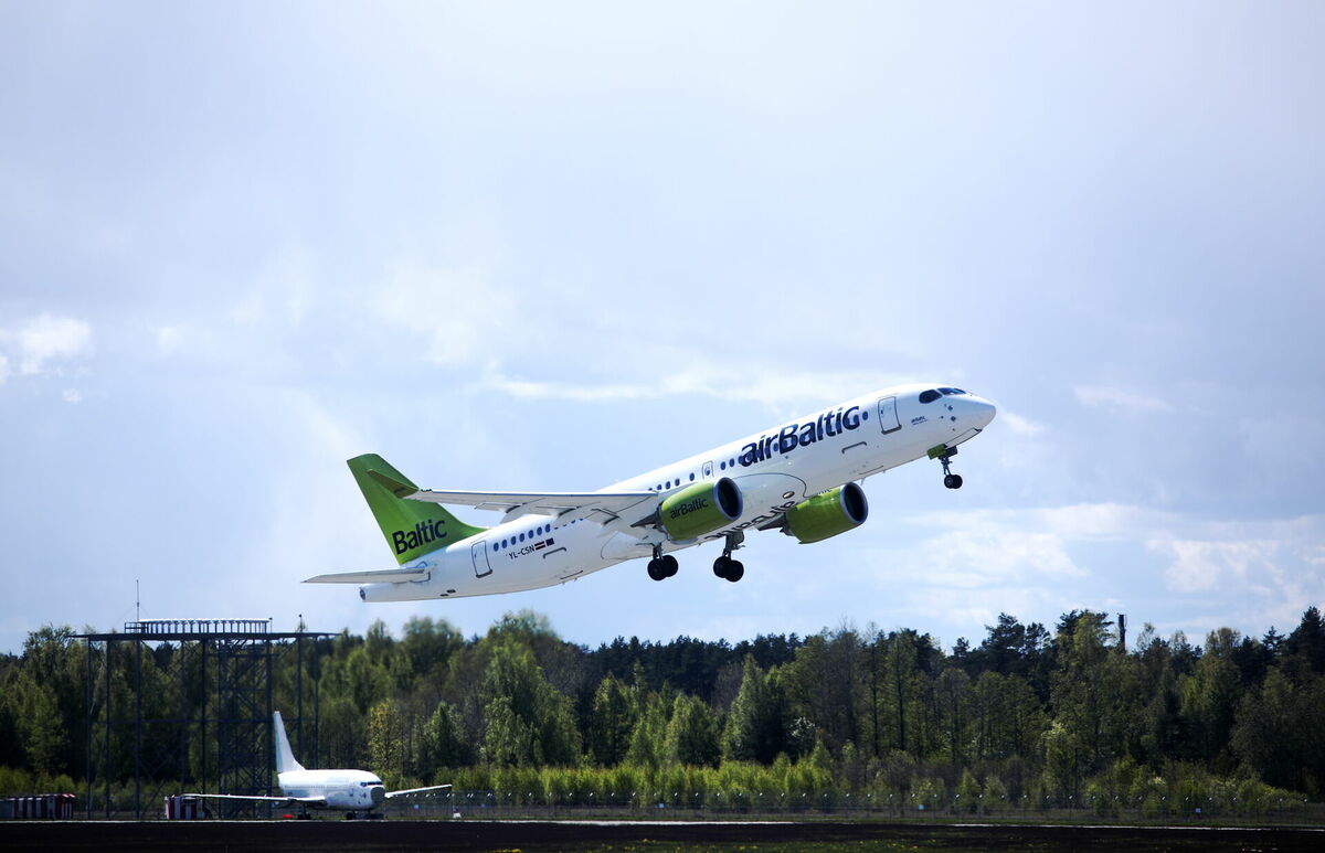 Lidsabiedrības "airBaltic" lidmašīna starptautiskajā lidostā "Rīga". Foto: Ieva Leiniša/LETA