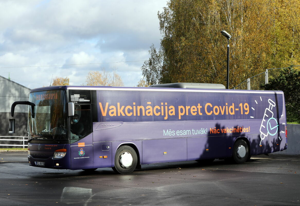 Izbraukuma vakcinācijai pret Covid-19 speciāli pielāgotais autobuss. Foto: Evija Trifanova/LETA