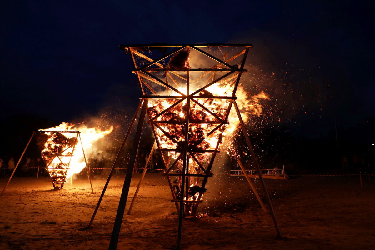 Uguns skulptūras "Senās uguns nakts" laikā Rojas pludmalē. Foto: Evija Trifanova/LETA