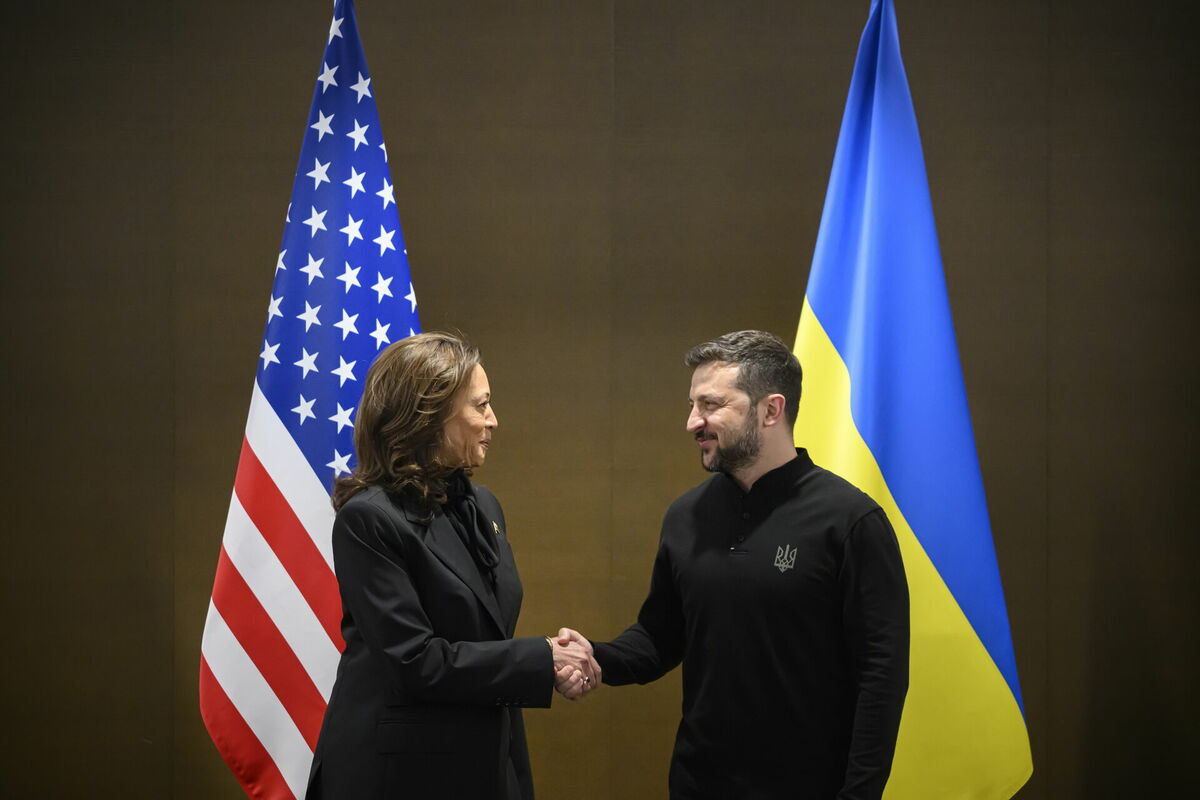 ASV prezidenta amata kandidāte Kamala Herisa un Ukrainas prezidents Volodimirs Zelenskis. Foto: EPA/ALESSANDRO DELLA VALLE / POOL 