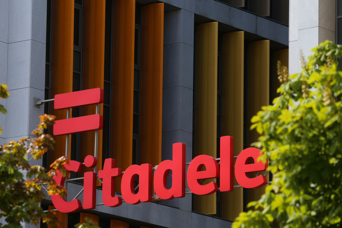 Izkārtne pie AS "Citadele banka" ēkas Republikas laukumā 2a. Foto: Paula Čurkste/LETA