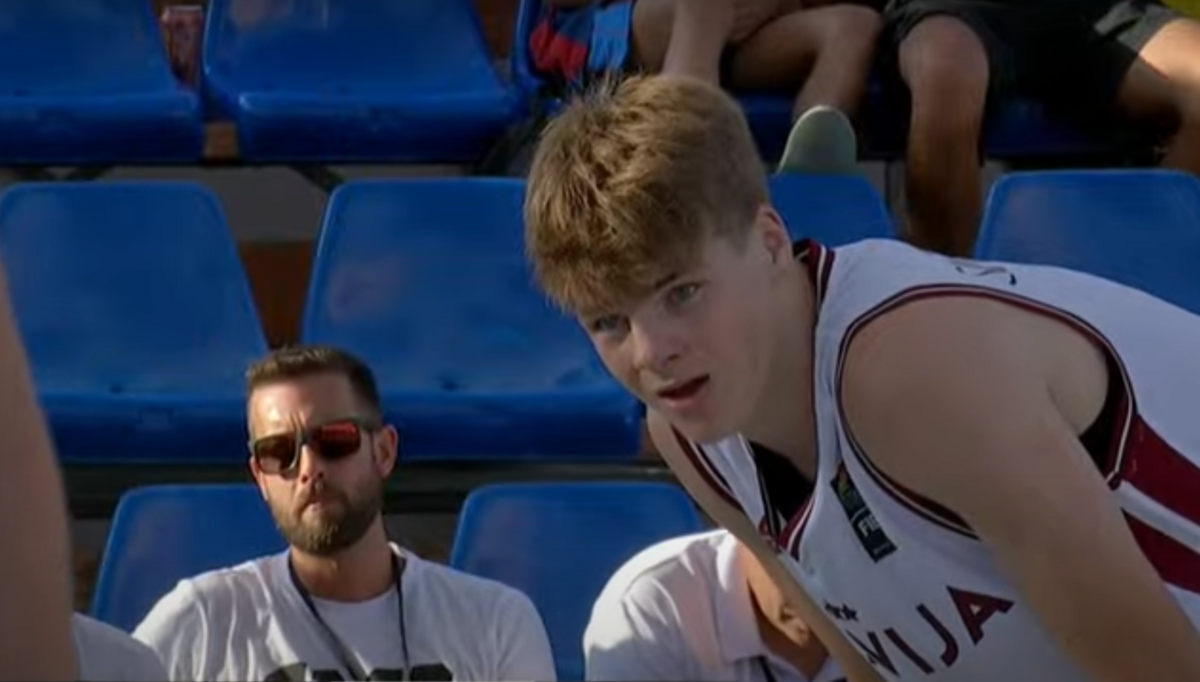 Latvijas U-18 vīriešu 3x3 basketbola izlases spēle. Foto: Ekrānšāviņš no video