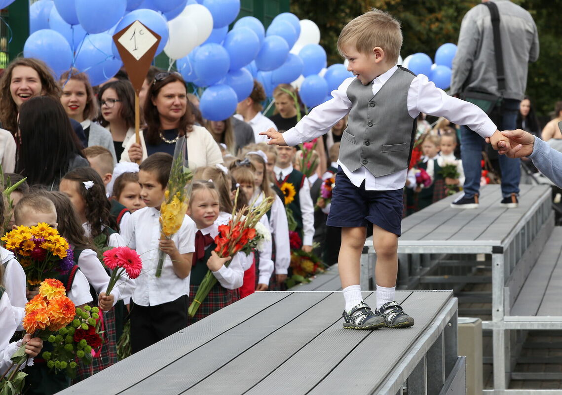 Skolnieki piedalās Zinību dienas svinībās. Foto: Evija Trifanova/LETA