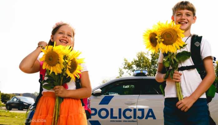 Skolēni un policijas auto. Foto: Valsts Policija