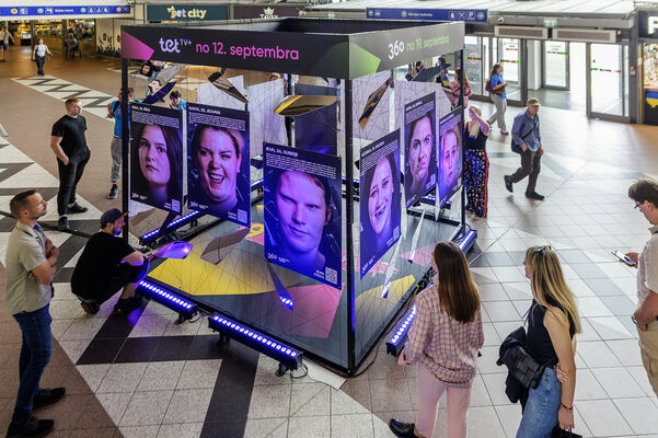 Ar dalībnieču lielformāta portretu izstādi atklāta “Caur ērkšķiem uz…” sestā sezona. Publicitātes foto