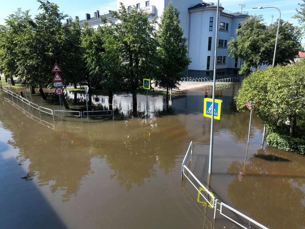 29. jūlija lietavu sekas Mātera ielā Jelgavā. Foto: Evija Trifanova/LETA