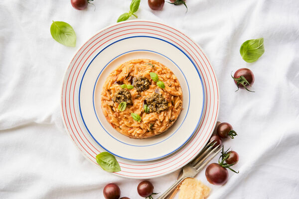 Orzo pasta ar ķiršu tomātiem. Foto: Viktorija Kožemjakina