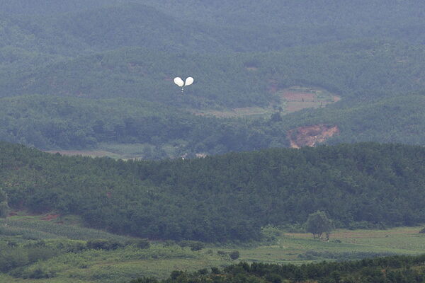 Ziemeļkorejas palaistie baloni. Foto: scanpix/EPA/YONHAP SOUTH KOREA OUT