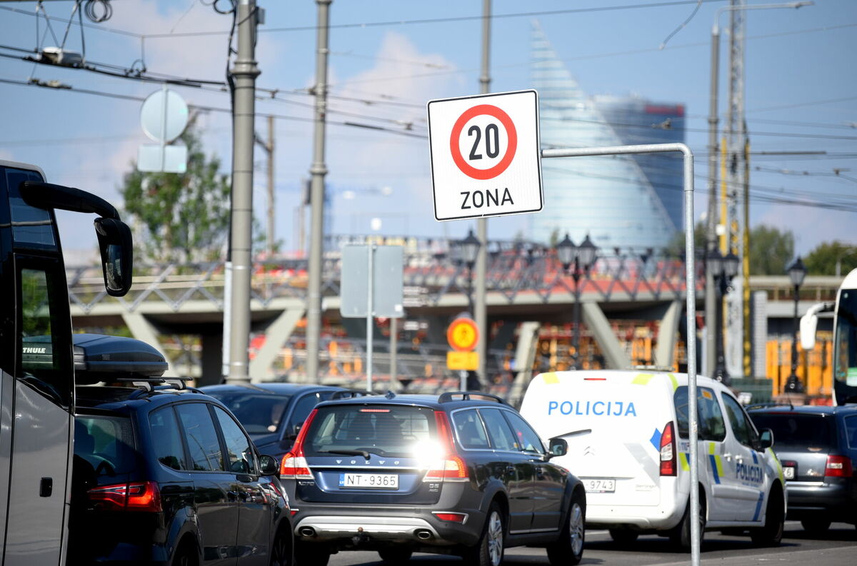 Ātruma ierobežojuma zīme Lastādijas ielā. Foto: Zane Bitere/LETA